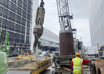 Grundwasserbohrung mit Standrohr-Bohrung und Seilbagger am Flughafen Zürich